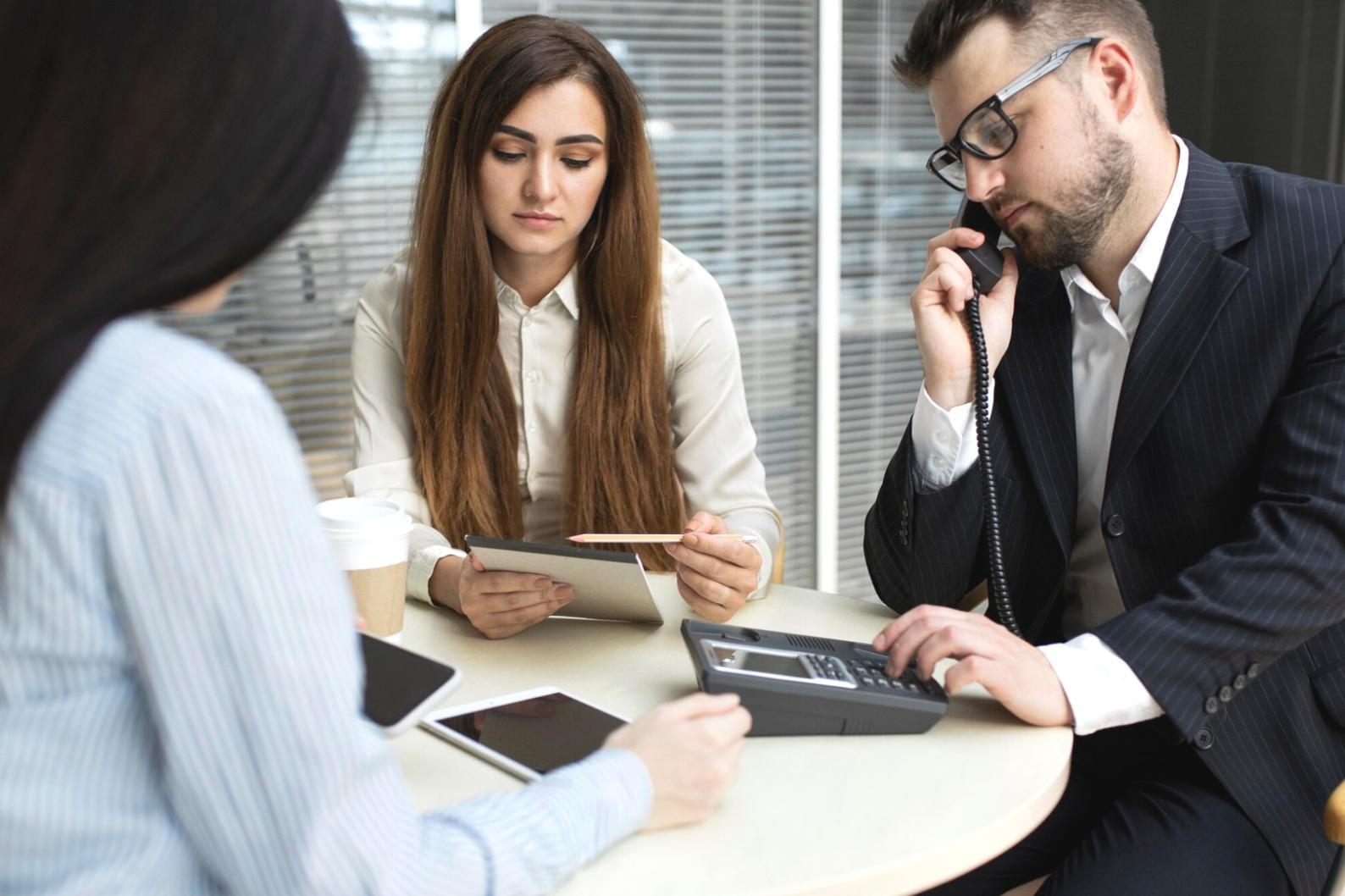 Professionelle Besprechung in einem hellen Konferenzraum