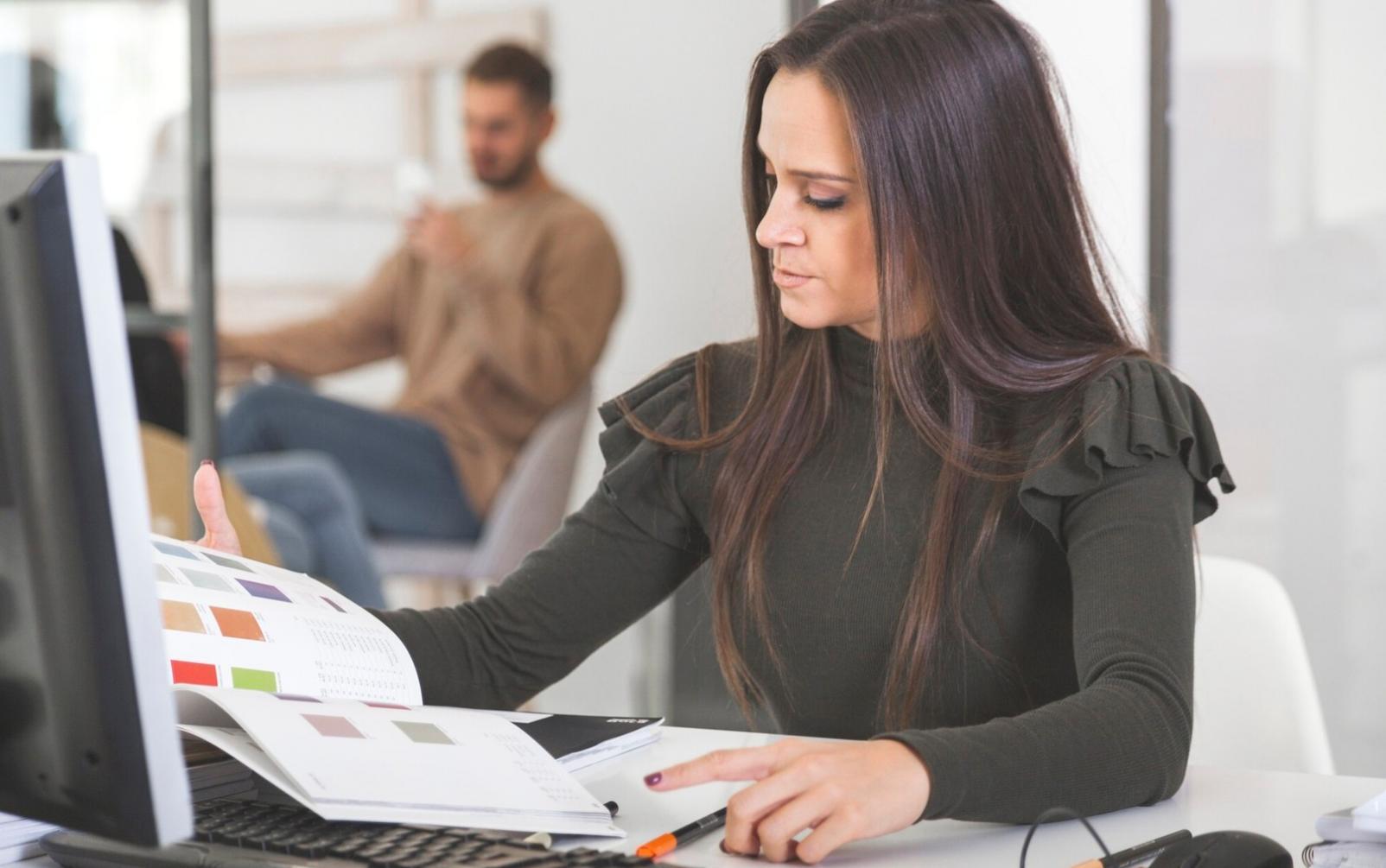 Büroumgebung mit Finanzunterlagen und Laptop