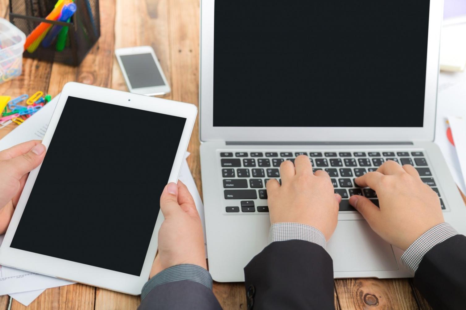 Geschäftsunterlagen und Finanzberichte auf einem Schreibtisch